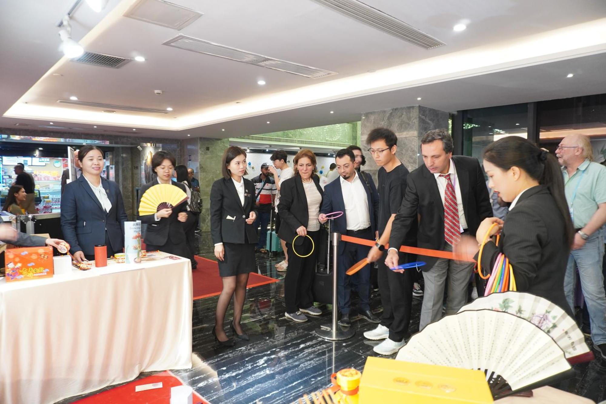 La Perle International Hotel - Free Shuttle Between Hotel And Exhibition Center During Canton Fair & Exhibitor Registration Counter Buitenkant foto